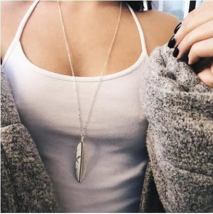Retro feather tassel necklace for women in gold with geometric leaf pendant and feather tassel on alloy chain