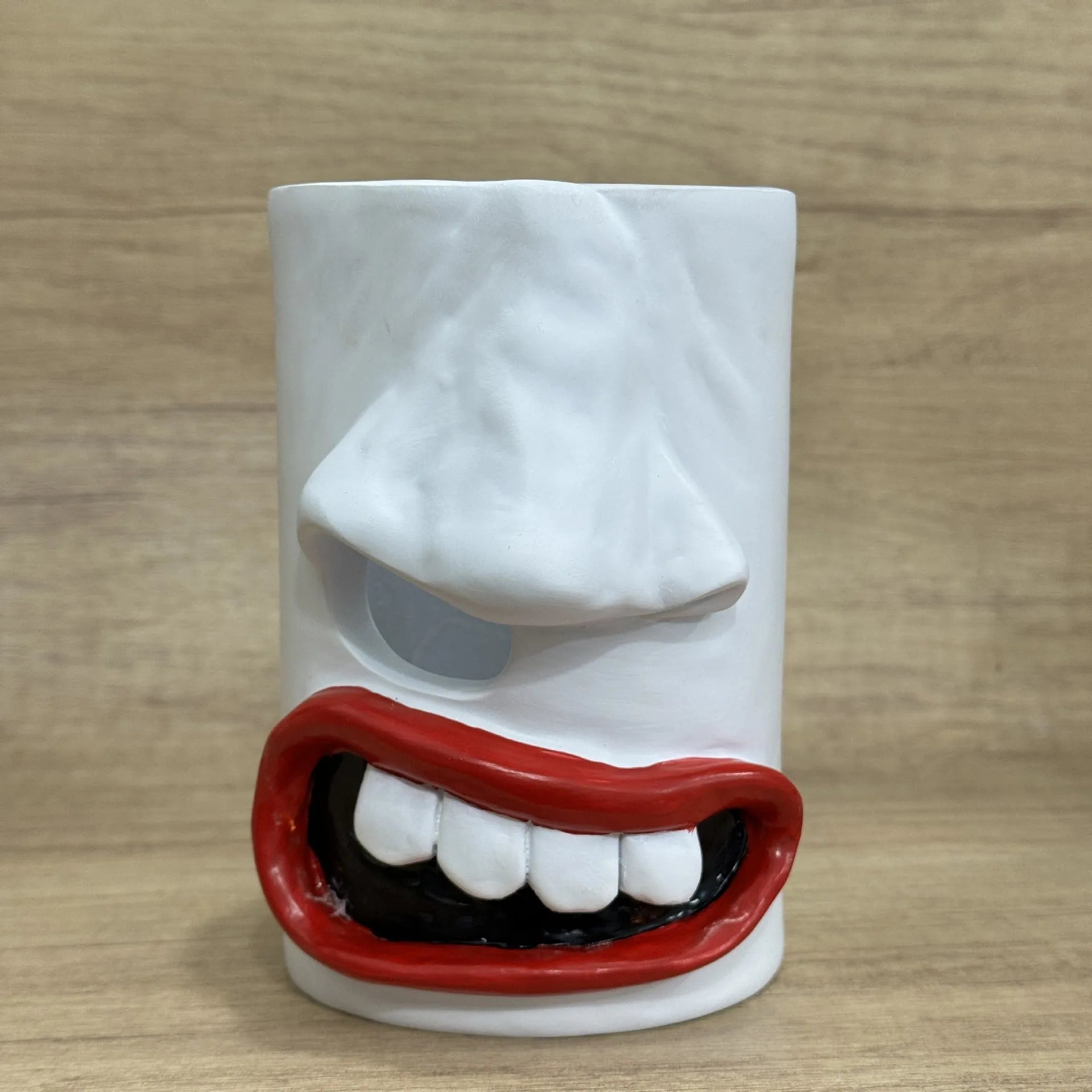 Resin tissue box holder with American style design measuring 8.5 x 14.6cm