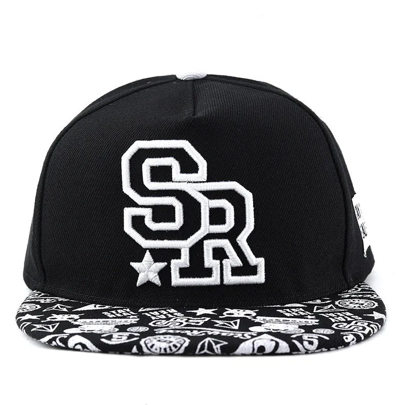 Cotton baseball cap with dome crown and embroidered letters in black or white colour