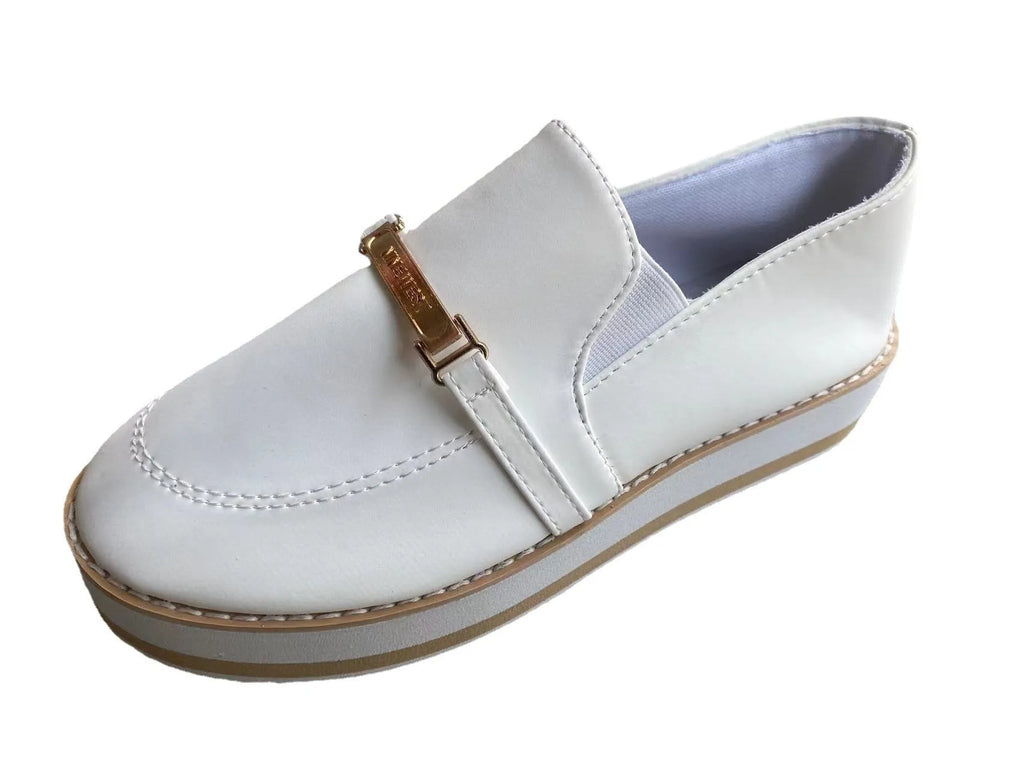 Women's black slip-on flat platform sneakers with round toe and low heel