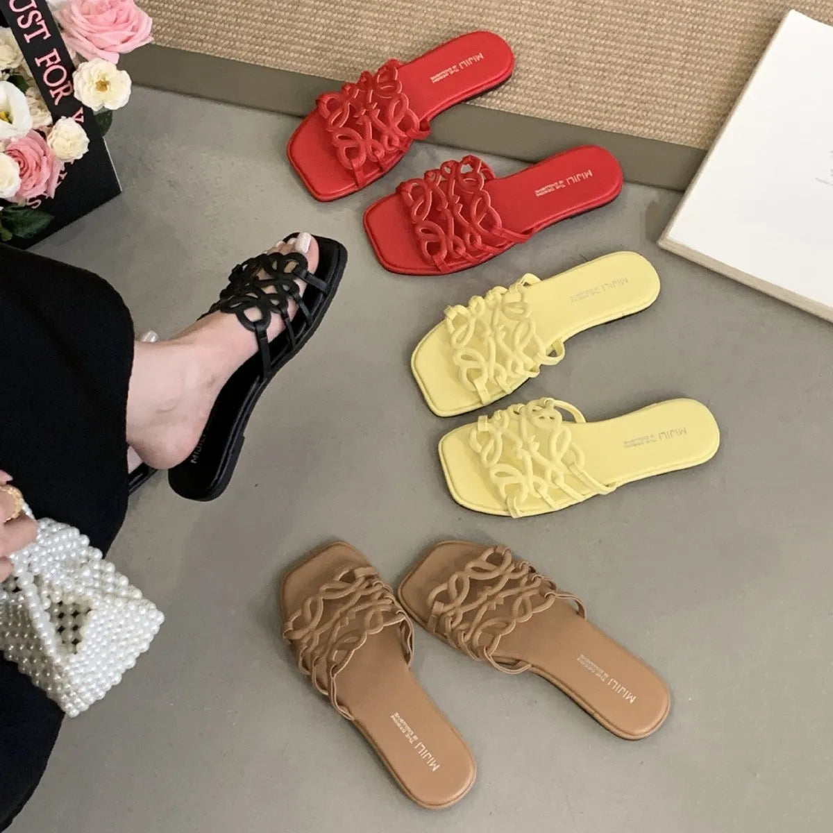 Summer Roman style hollow-out flat beach slippers for women in black