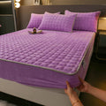 Fleece-lined milk fiber quilted fitted sheet in blue on a single bed with elastic corners