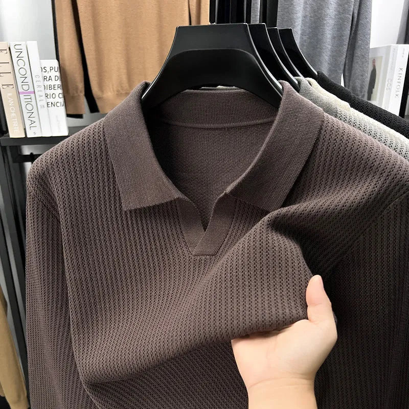 Man wearing a loose-fit camel-coloured pullover sweater, a simple casual knit for autumn.