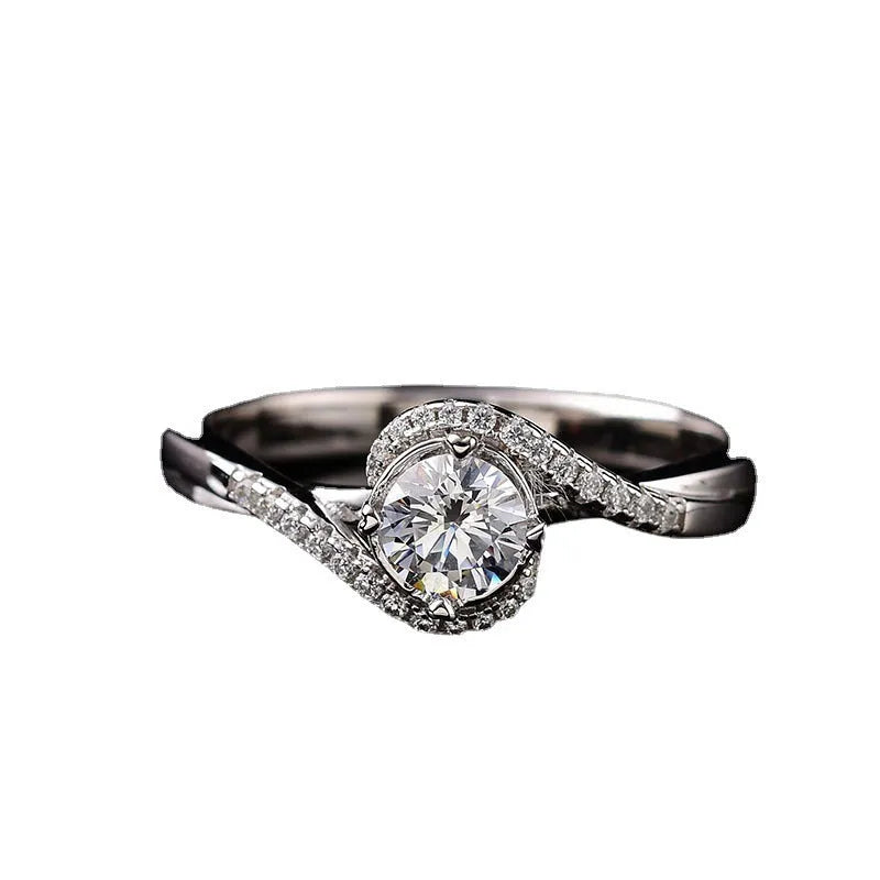 Adjustable opening women's ring with geometric texture and 2 karat zircon stone in silver colour