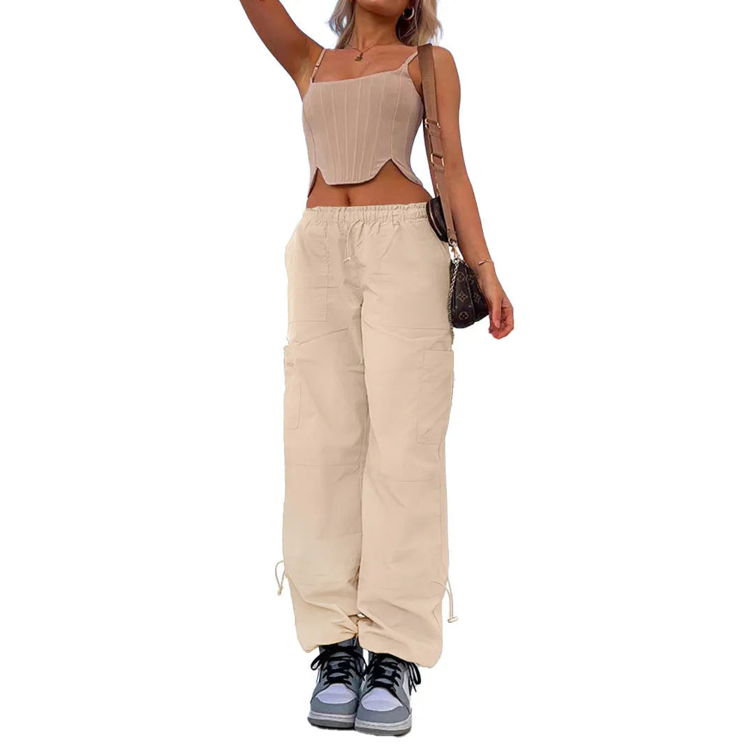 Man's loose-fitting straight-leg cargo pants in khaki colour with multiple pockets