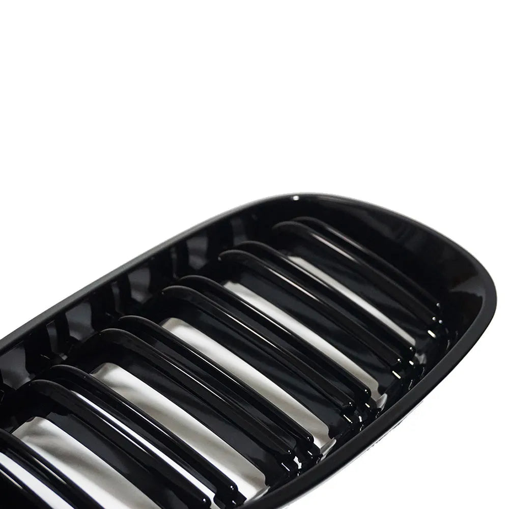 Pair of black ABS carbon fibre texture front grilles for BMW 5-Series E39 E60 E66 models.