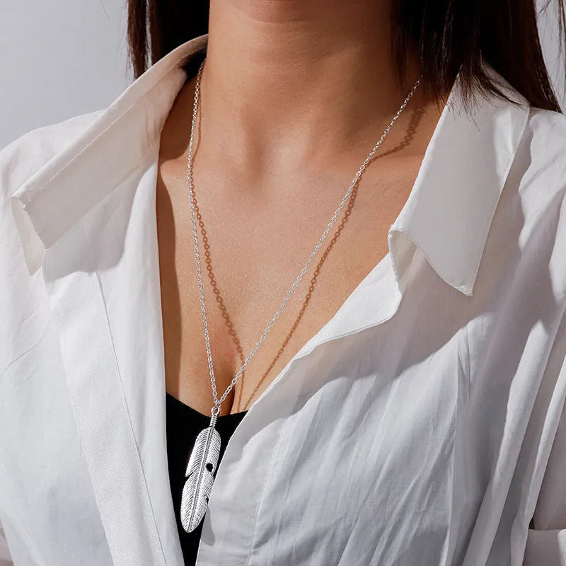Retro feather tassel necklace for women in gold with geometric leaf pendant and feather tassel on alloy chain