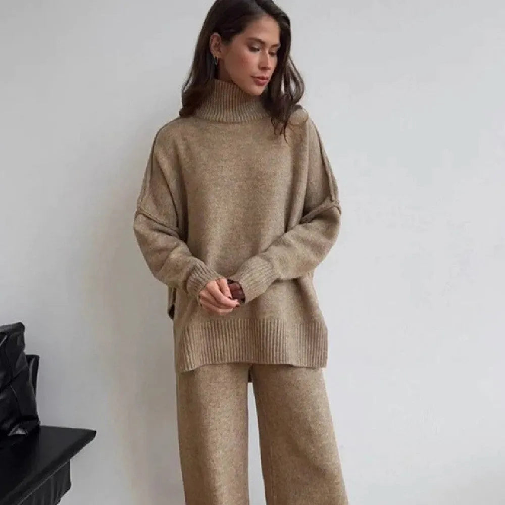 Women's side-slit sweater suit with matching trousers in solid colour acrylic fabric