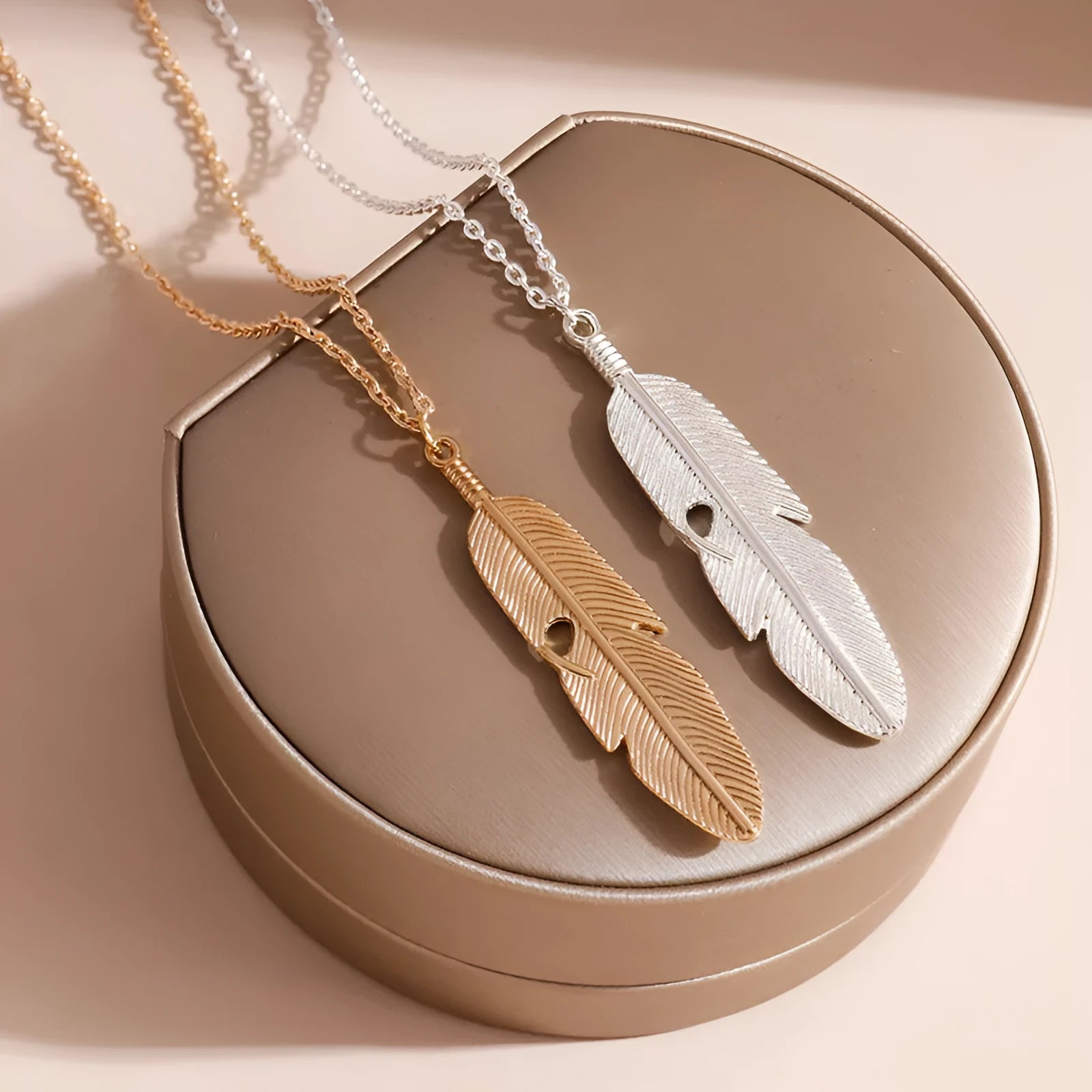 Retro feather tassel necklace for women in gold with geometric leaf pendant and feather tassel on alloy chain