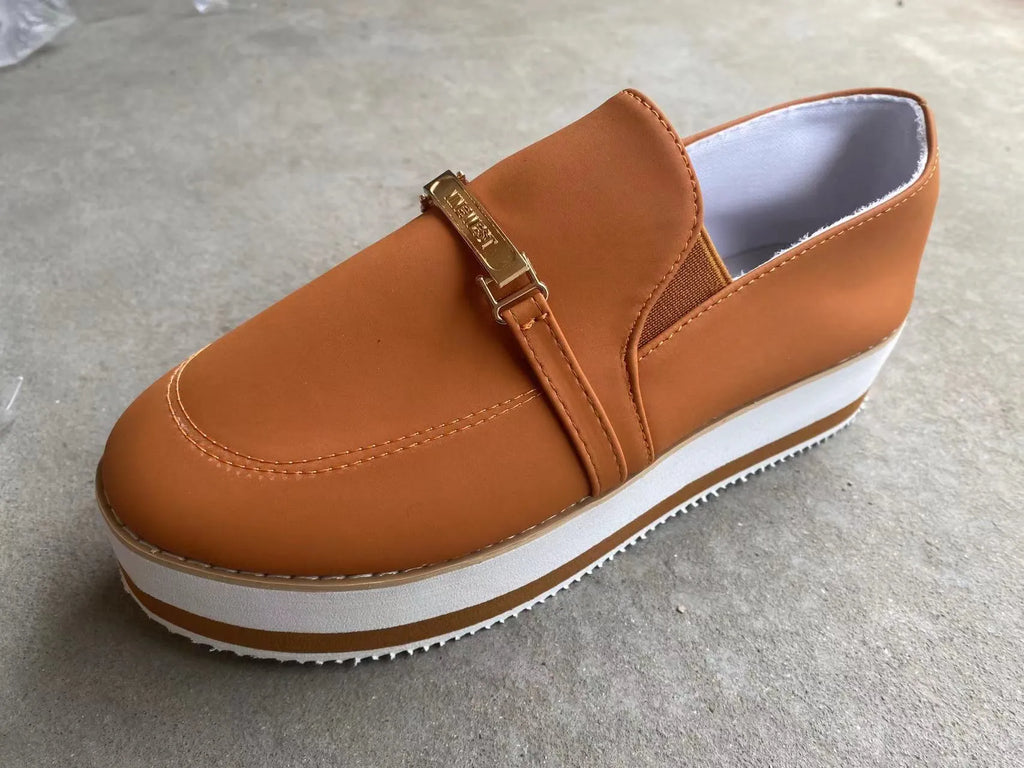 Women's black slip-on flat platform sneakers with round toe and low heel