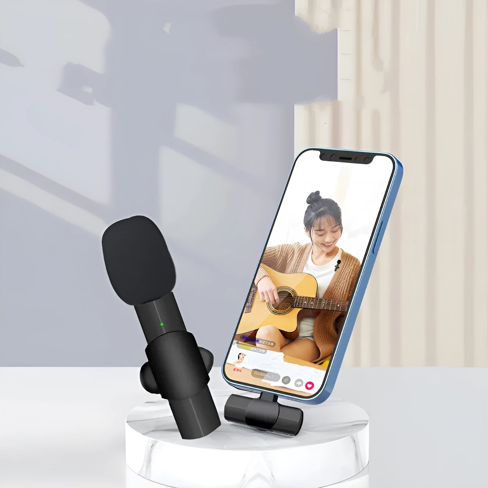 Wireless lavalier microphone for mobile phones with Type-C and Lightning charging interfaces