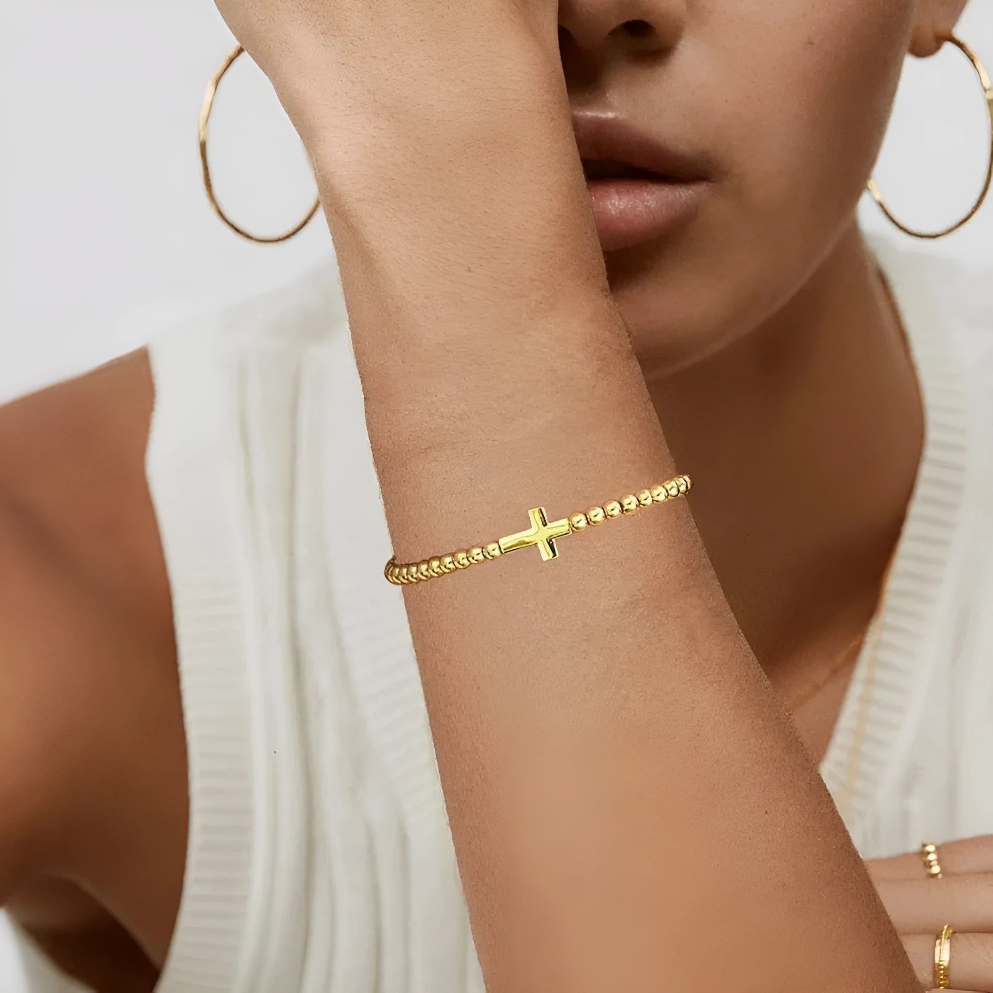 Adjustable stainless steel beaded bracelet with geometric design and round elements in electroplated finish