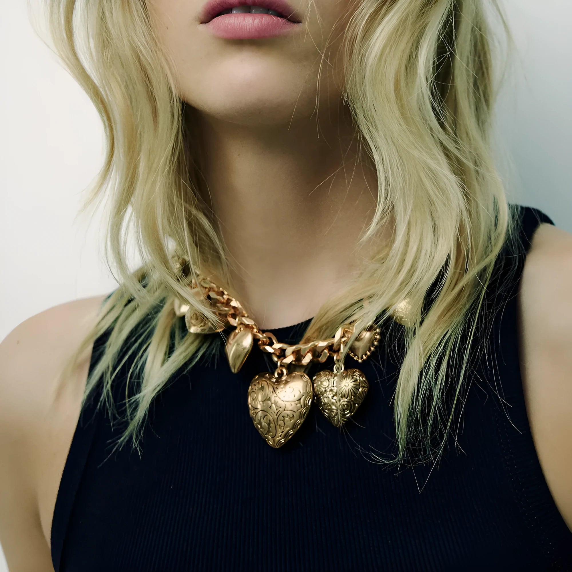Exaggerated heart-shaped pendant necklace with adjustable chain in gold or white K colour