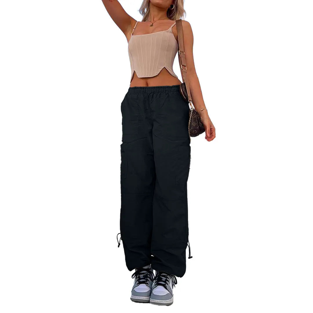 Man's loose-fitting straight-leg cargo pants in khaki colour with multiple pockets