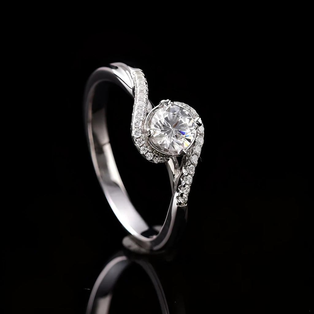 Adjustable opening women's ring with geometric texture and 2 karat zircon stone in silver colour