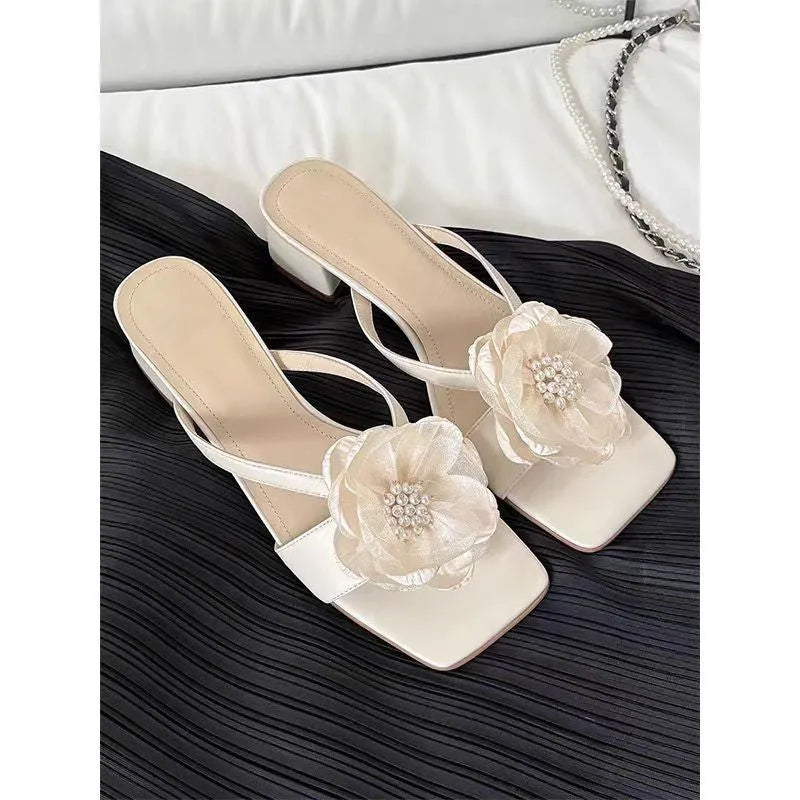 Women's square toe sandals with chunky heel in satin material, cream-white colour
