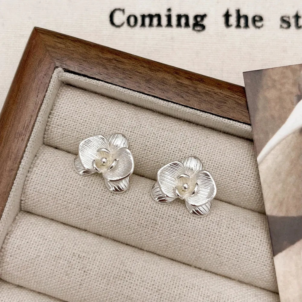 Retro flower earrings for women in electroplated copper with petal design, available in gold or silver colour