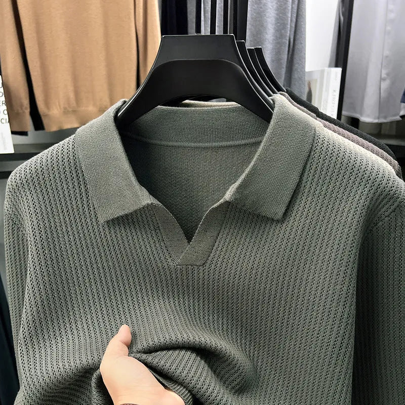 Man wearing a loose-fit camel-coloured pullover sweater, a simple casual knit for autumn.