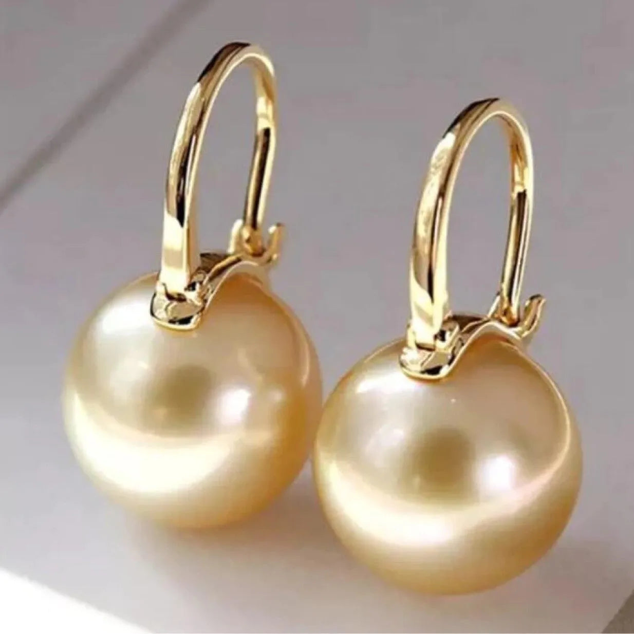 Women's retro minimalist U-shaped pearl earrings in 18K champagne gold with Seiko finish