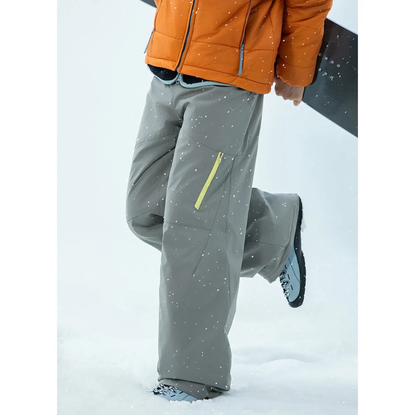 Straight leg sports trousers in carbon black, mid-waist drawstring, 100% polyester fibre
