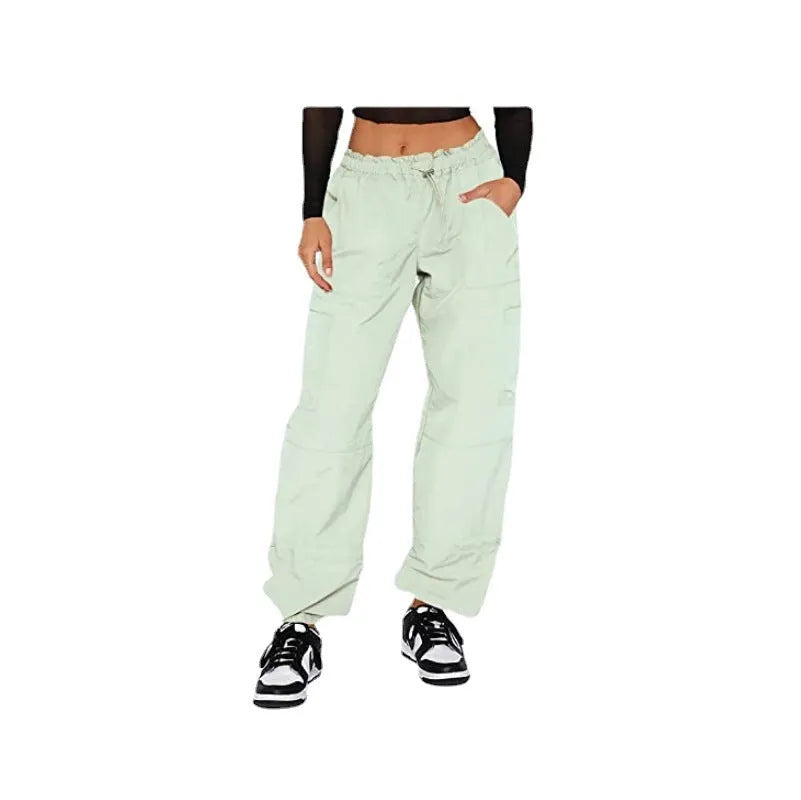 Man's loose-fitting straight-leg cargo pants in khaki colour with multiple pockets