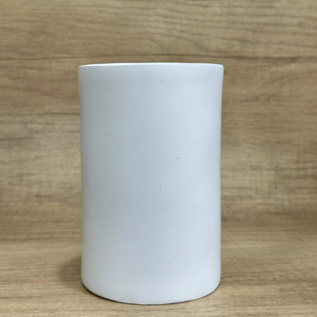 Resin tissue box holder with American style design measuring 8.5 x 14.6cm