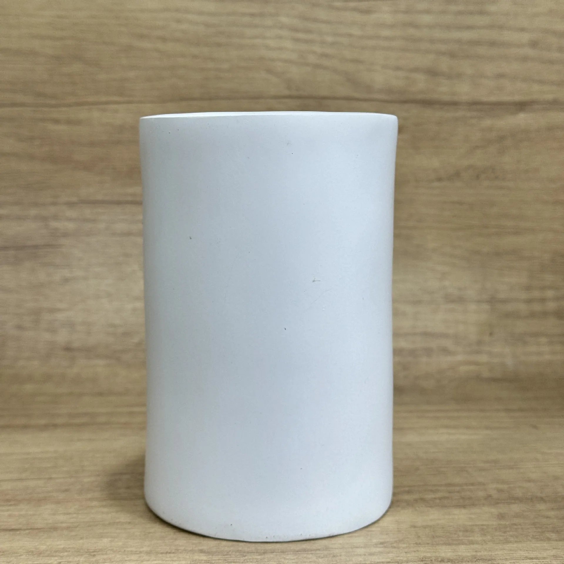 Resin tissue box holder with American style design measuring 8.5 x 14.6cm