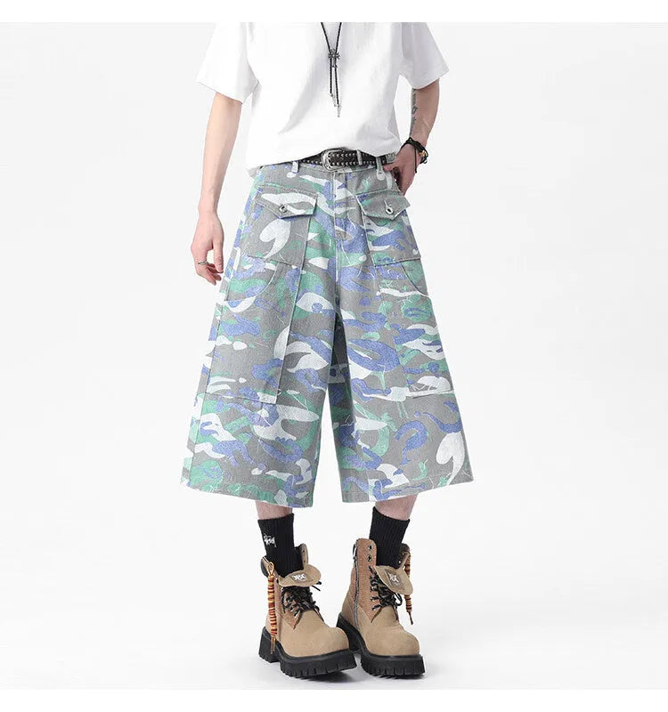 Camouflage pattern cotton cropped trousers with straight leg cut and pocket detailing