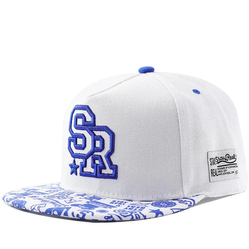 Cotton baseball cap with dome crown and embroidered letters in black or white colour