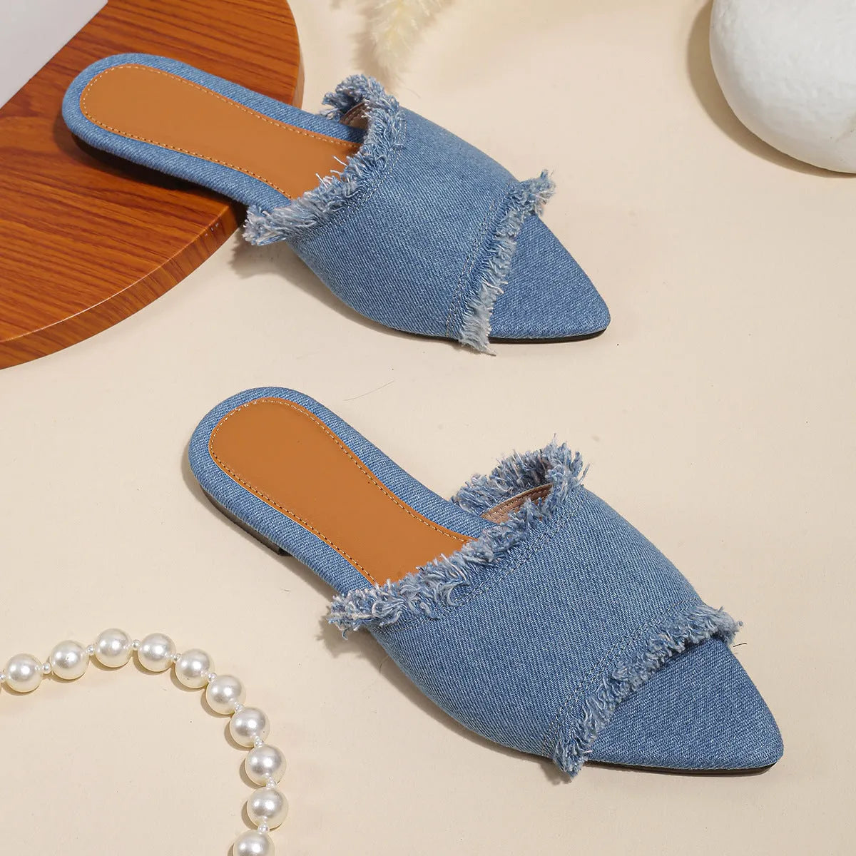 Women's flat denim slippers with a tassel detail and leather lining in apricot colour