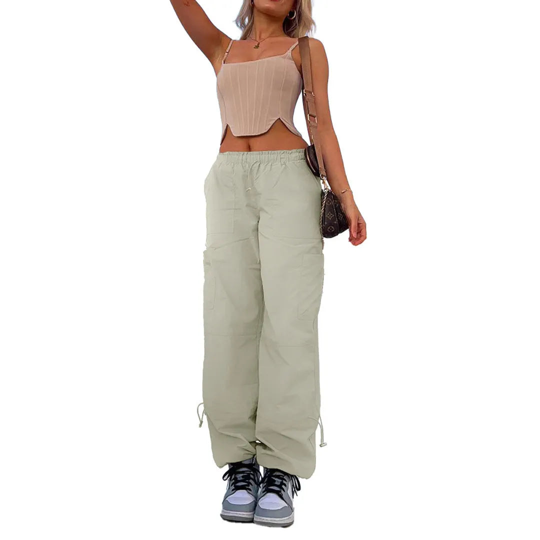 Man's loose-fitting straight-leg cargo pants in khaki colour with multiple pockets