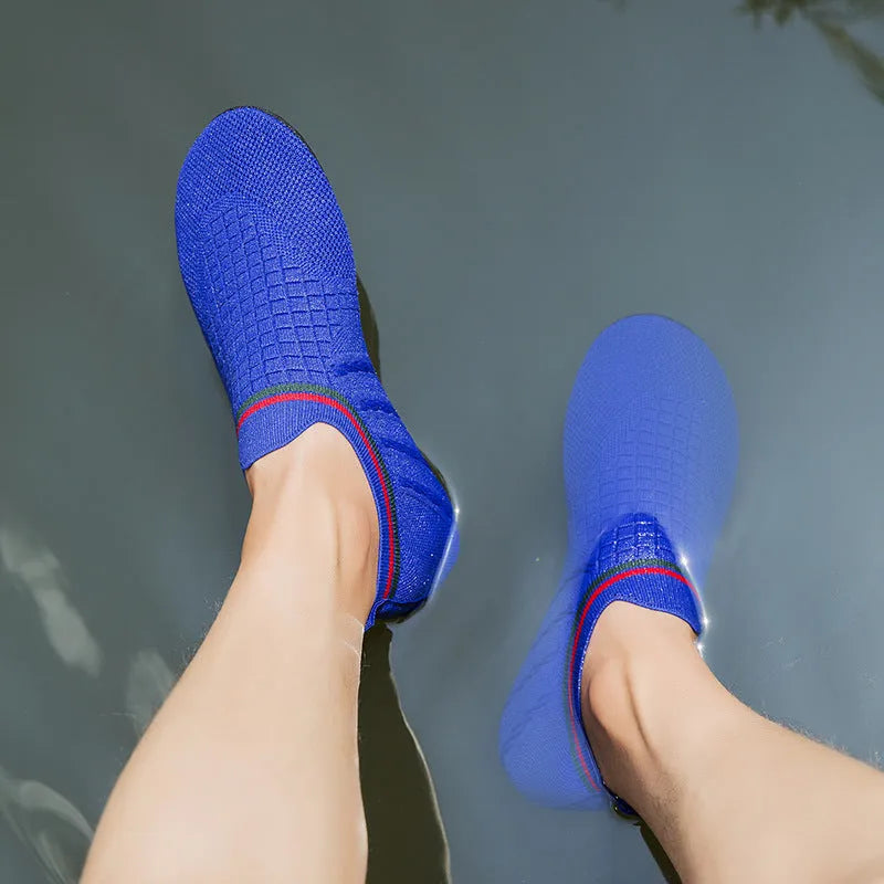 Anti-slip barefoot beach shoes for men with breathable mesh upper in solid colours