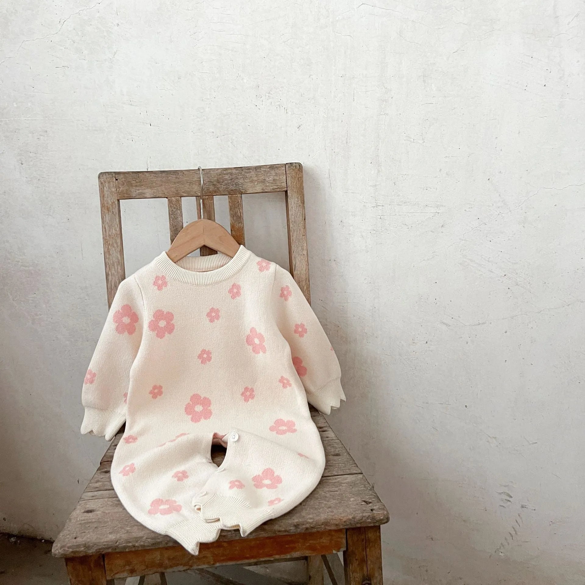 Baby romper jumpsuit in cotton with long sleeves, pink flowers pattern, side view