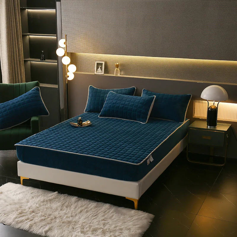 Fleece-lined milk fiber quilted fitted sheet in blue on a single bed with elastic corners