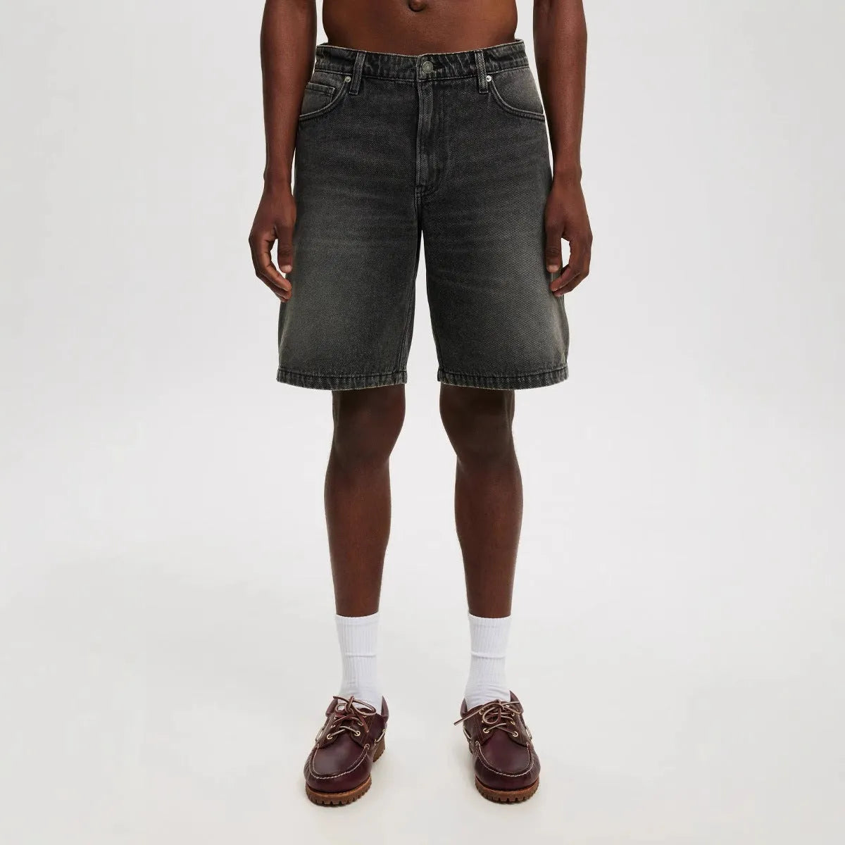 Men's loose straight-leg cotton jeans in light blue, black, or grey colour options.