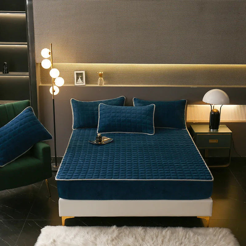 Fleece-lined milk fiber quilted fitted sheet in blue on a single bed with elastic corners