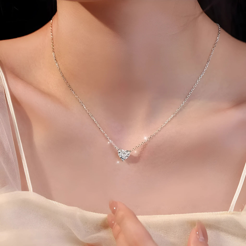 Women's silver-coloured copper necklace with heart-shaped pendant in simple refined grace style