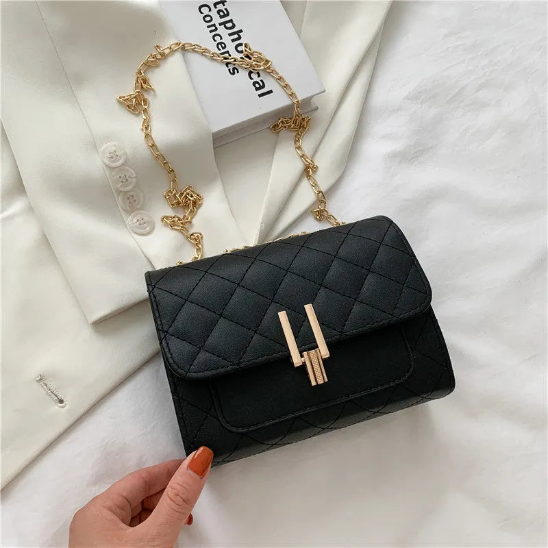 Women's diamond lattice chain crossbody bag in solid colour with adjustable shoulder strap