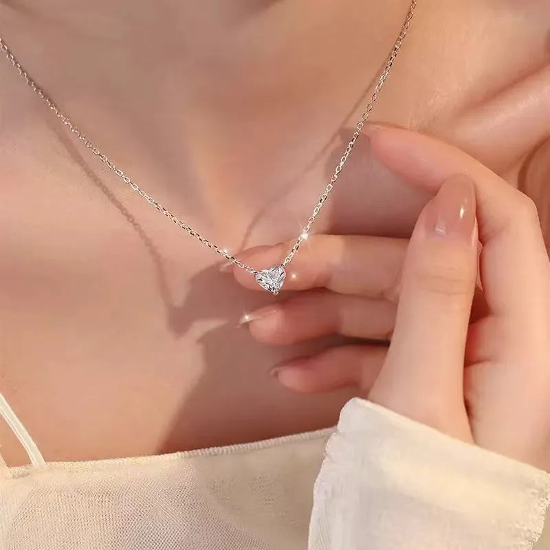 Women's silver-coloured copper necklace with heart-shaped pendant in simple refined grace style