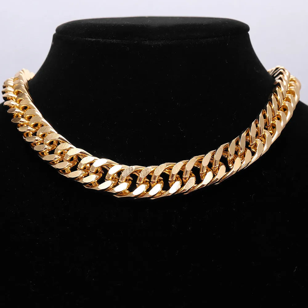 Women's gold thick chain necklace with a pendant on a model, showing its 32cm length.