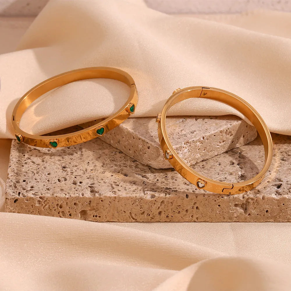 Stainless steel bracelet with micro-inlaid peach heart charm in golden electroplated finish