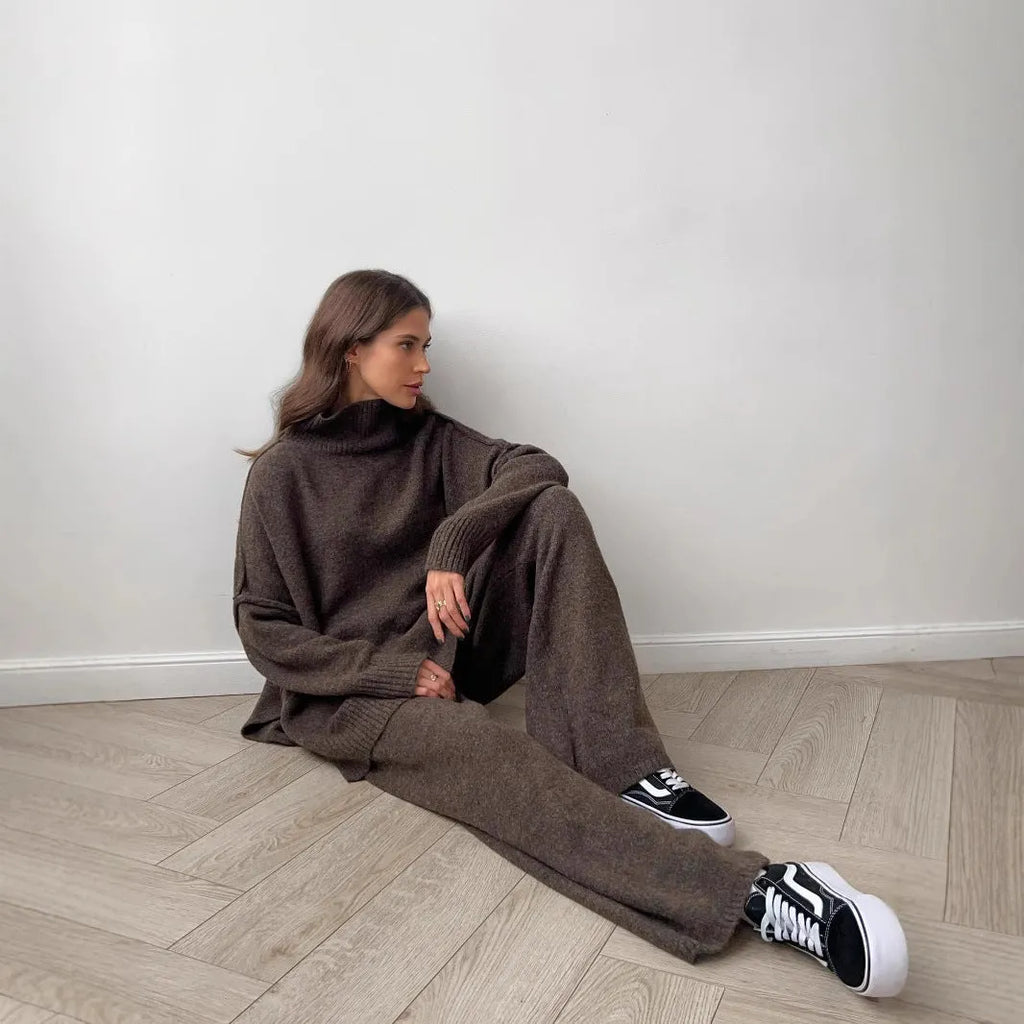 Women's side-slit sweater suit with matching trousers in solid colour acrylic fabric