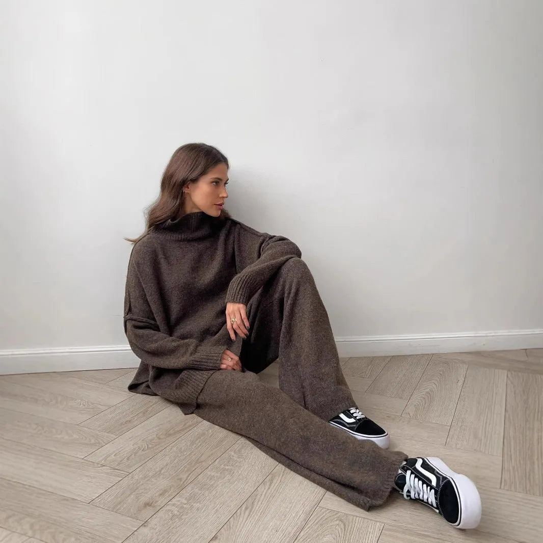 Women's side-slit sweater suit with matching trousers in solid colour acrylic fabric