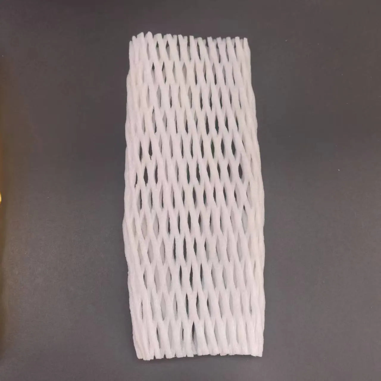 White foam net shockproof protective cover for fruit such as apples and peaches.