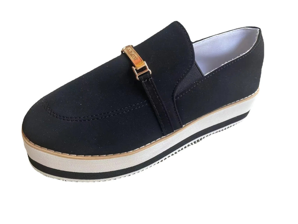 Women's black slip-on flat platform sneakers with round toe and low heel