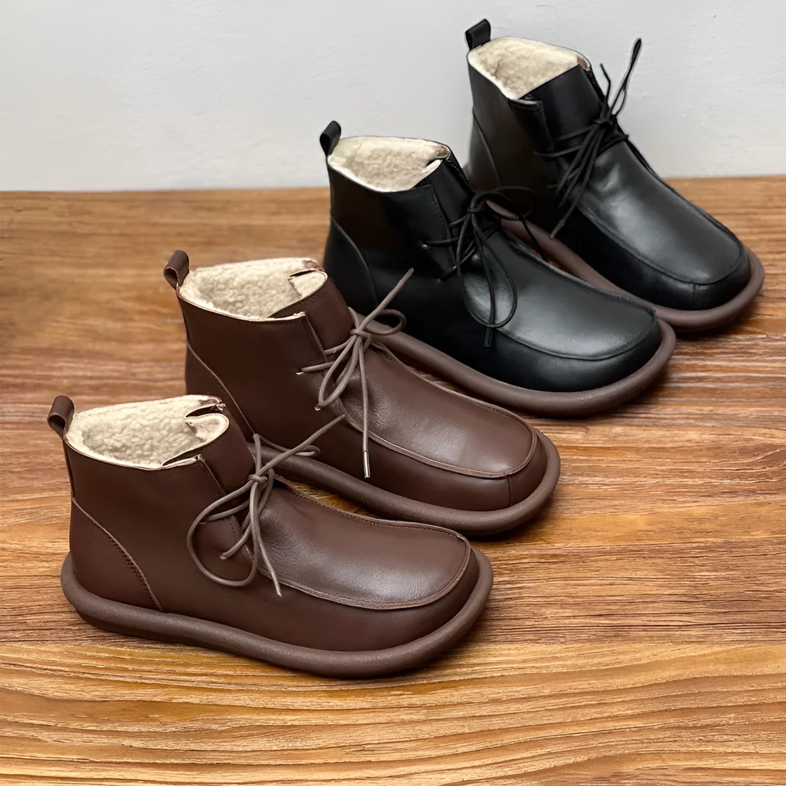 Women's cowhide boots with extra-thick velvet lining, flat heel, round toe, available in black and coffee colours