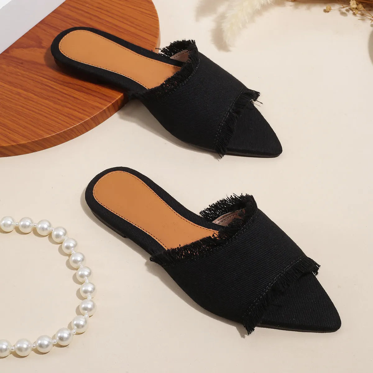 Women's flat denim slippers with a tassel detail and leather lining in apricot colour