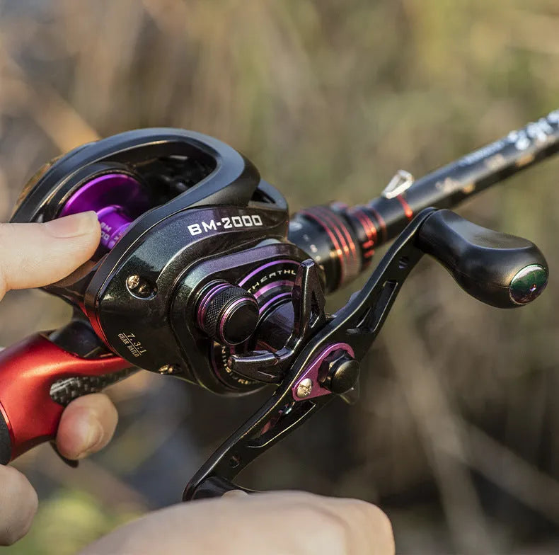BM2000 fishing reel with magnetic brake system, shown in left-hand and right-hand retrieve options.