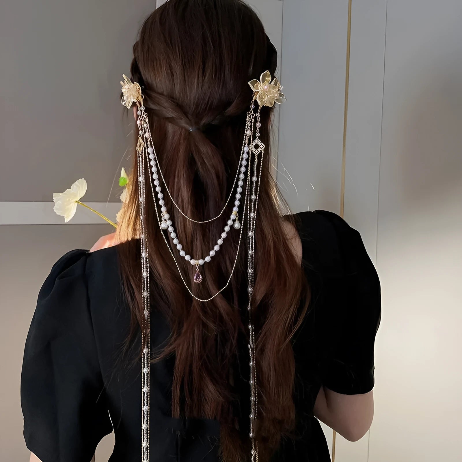 Gold women's hairpin with pearl flower decoration and long tassel detail