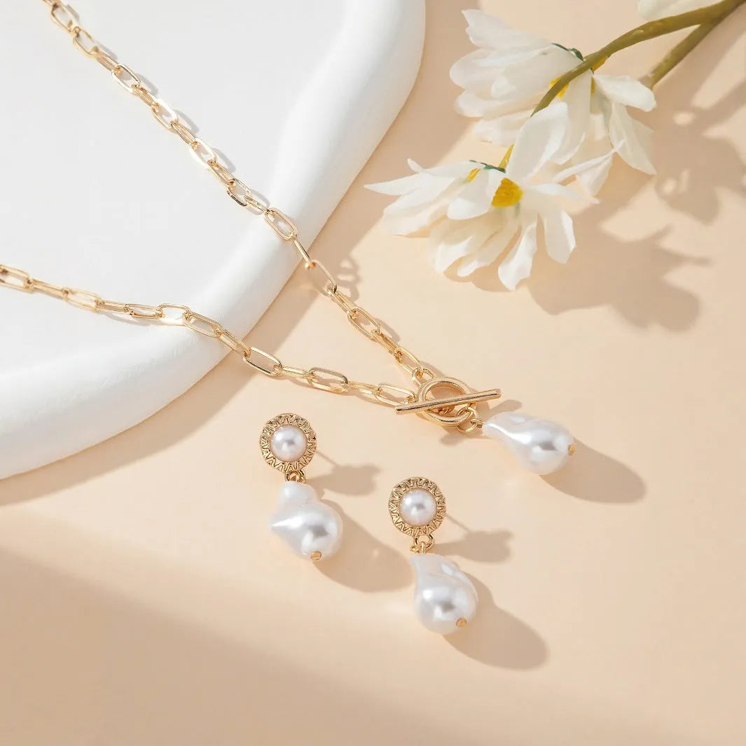 Gold-coloured baroque pearl necklace and matching earrings jewellery set for women